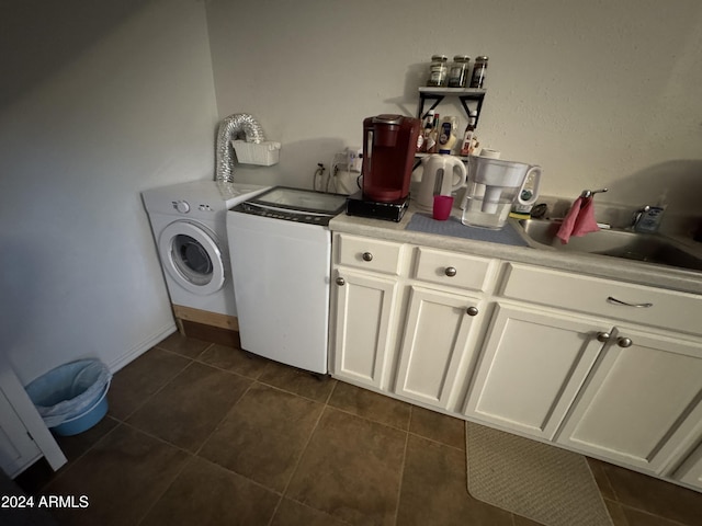 laundry area with sink, cabinets, washer / dryer, and dark tile patterned flooring