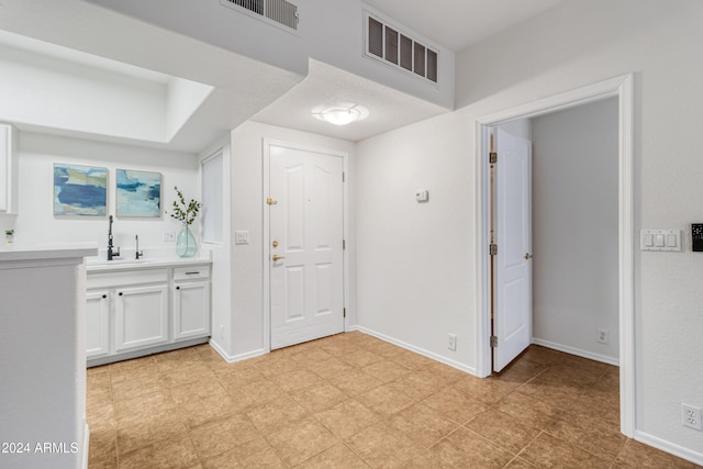 entryway featuring sink