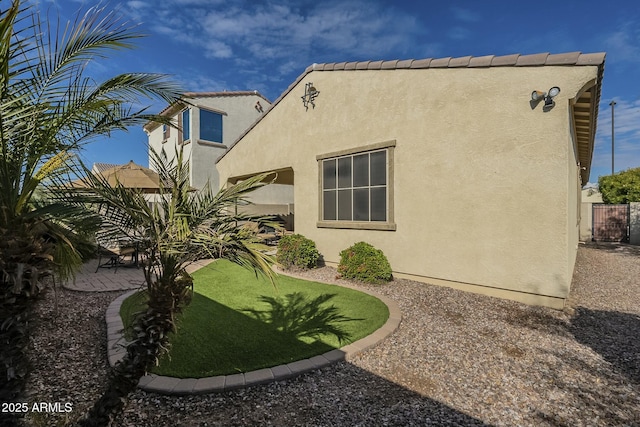 back of house featuring a yard