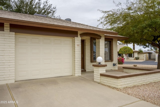 view of front facade featuring a garage