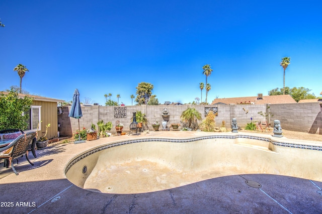 4112 E Maldonado Dr, Phoenix, AZ 85042 - view of pool with a patio area and a fenced backyard
