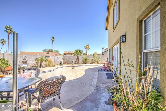 4112 E Maldonado Dr, Phoenix, AZ 85042 - view of patio featuring outdoor dining space and a fenced backyard