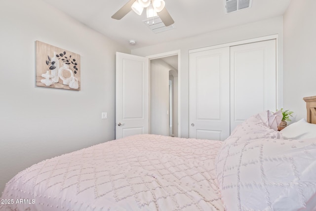 bedroom featuring arched walkways, a closet, visible vents, and a ceiling fan