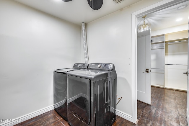 laundry area with dark hardwood / wood-style floors, ceiling fan, and independent washer and dryer