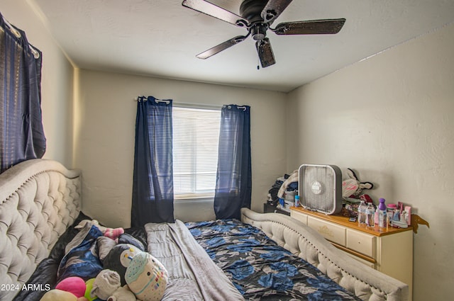 bedroom with ceiling fan