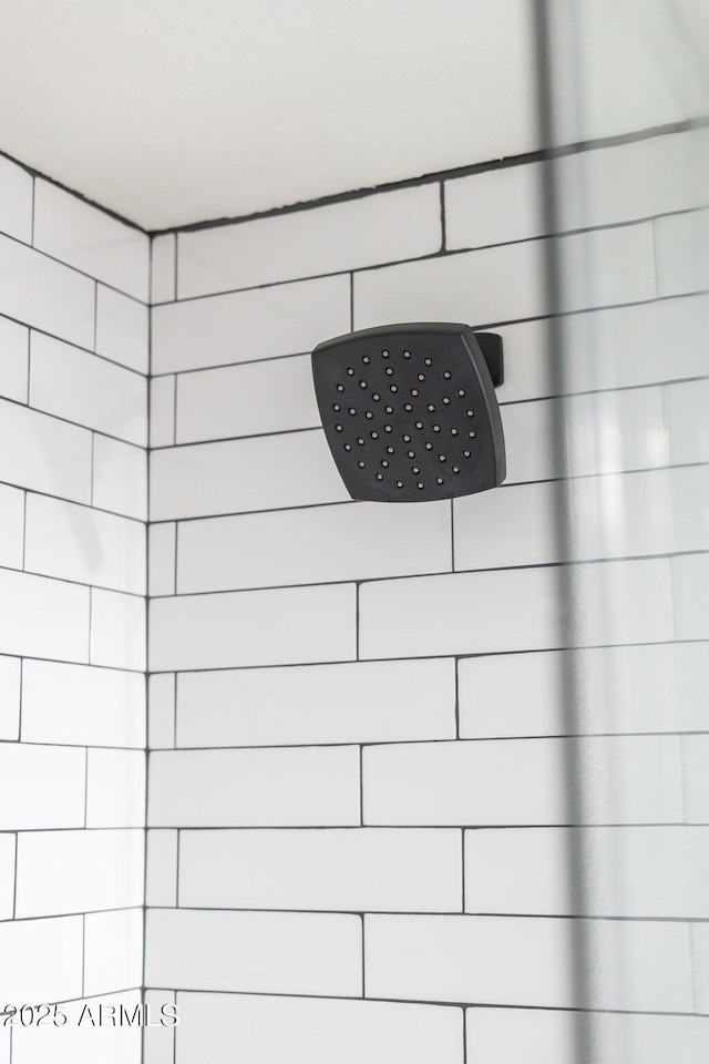 details with a tile shower