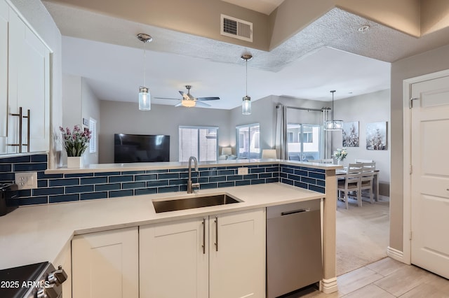 kitchen with visible vents, a sink, tasteful backsplash, stainless steel appliances, and white cabinets