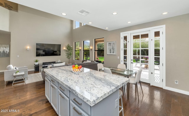 kitchen with visible vents, dark wood-style floors, a center island, gray cabinets, and recessed lighting