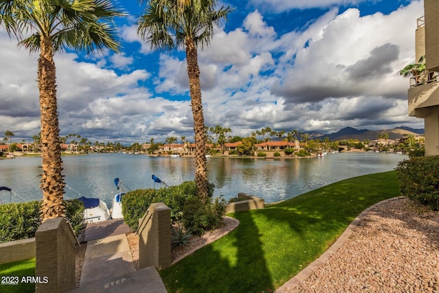 water view with a mountain view