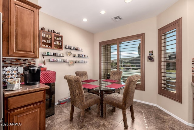 dining area featuring recessed lighting, visible vents, and baseboards