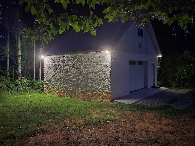 view of outdoor structure with an outbuilding