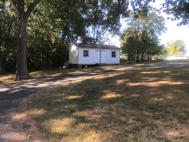 view of front facade with a front yard