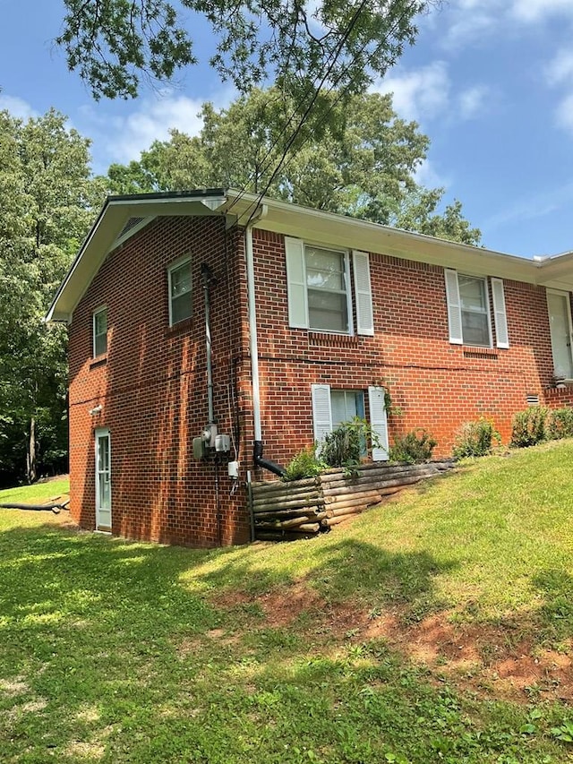 view of front of property featuring a front yard and brick siding