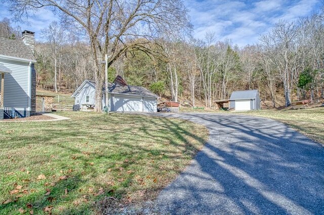 view of yard with a garage and an outdoor structure