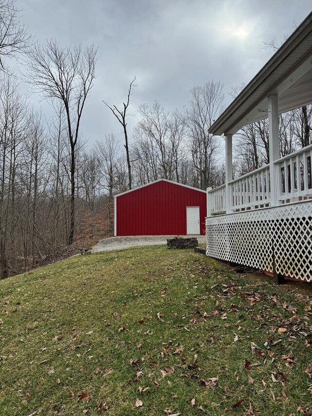 view of yard featuring an outbuilding