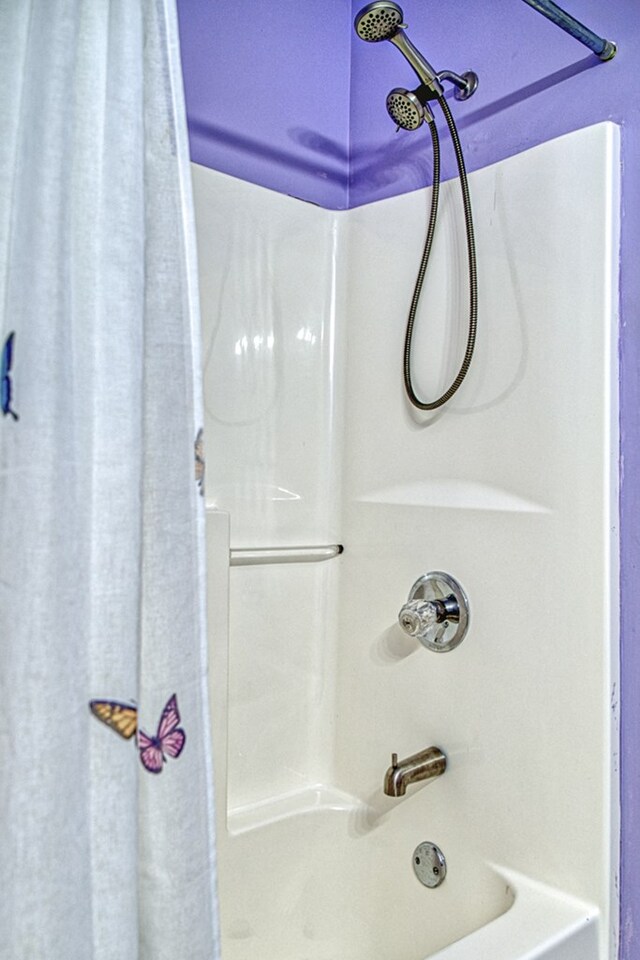 bathroom featuring shower / tub combo