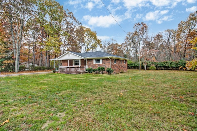 view of front of house featuring brick siding and a front yard