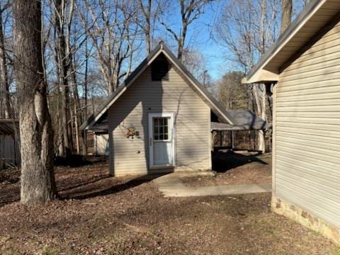 view of outdoor structure featuring an outbuilding