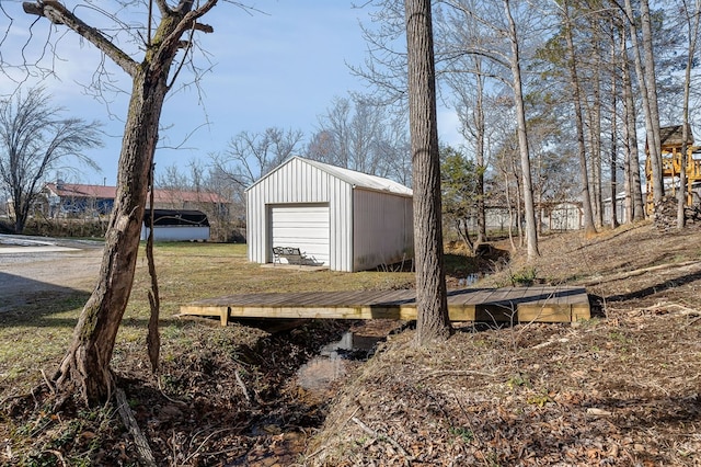 view of yard with a detached garage and an outdoor structure