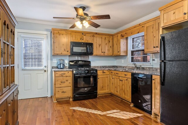 kitchen featuring a sink, a ceiling fan, dark wood-style floors, black appliances, and crown molding