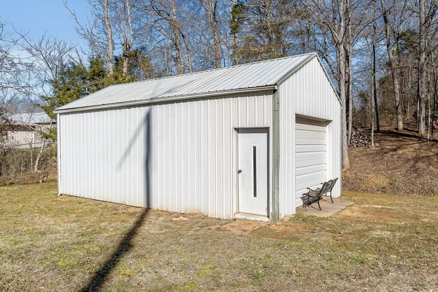 view of outdoor structure featuring an outdoor structure