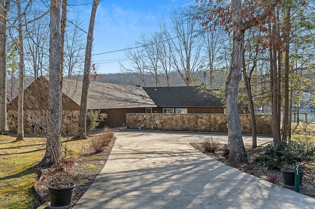 view of front of property with a fenced front yard and driveway