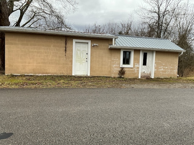 view of front facade featuring metal roof and concrete block siding