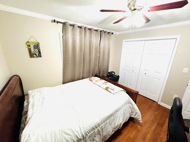 bedroom with a ceiling fan, ornamental molding, wood finished floors, a textured ceiling, and a closet