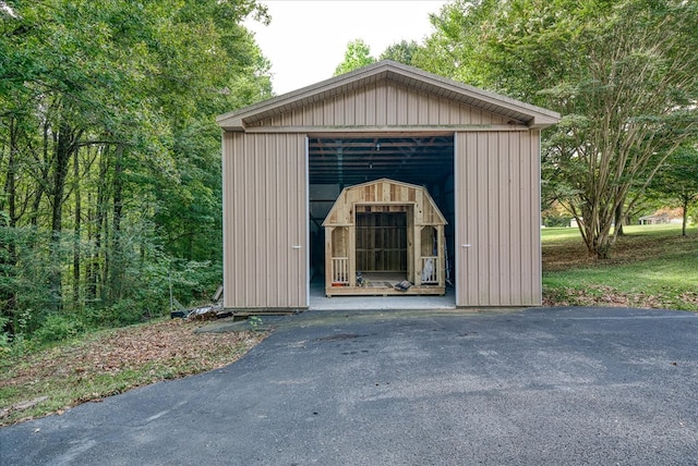 view of outdoor structure with an outdoor structure