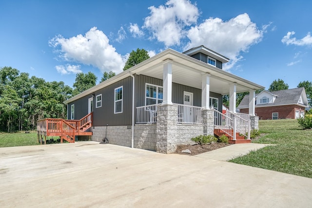 view of front of house featuring a porch and a front yard