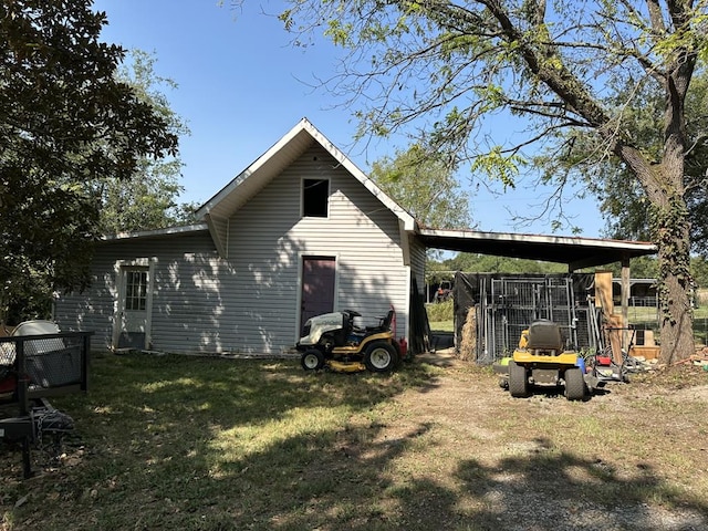 view of side of property featuring a yard