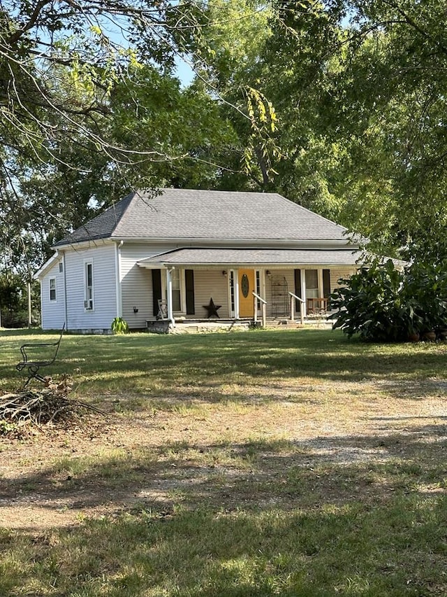 view of front of house with covered porch and a front lawn