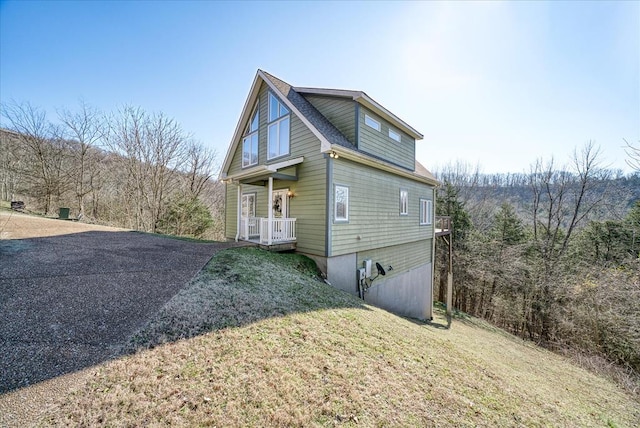 view of front of property featuring a front yard