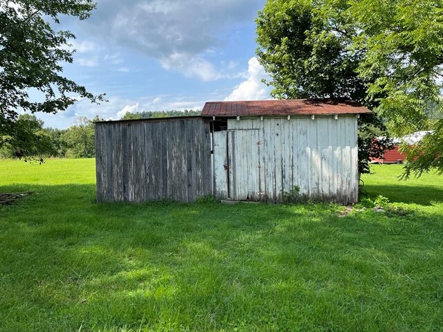 view of outdoor structure featuring an outbuilding