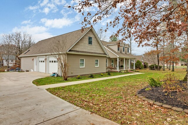 view of front facade featuring driveway and a front yard