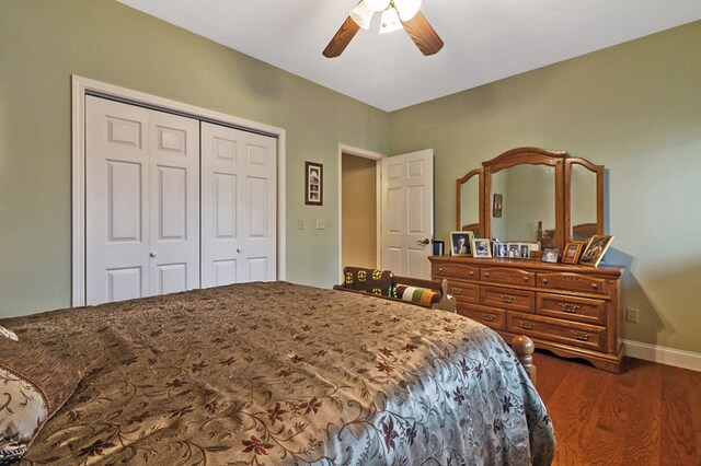 bedroom featuring ceiling fan, dark wood-type flooring, a closet, and baseboards