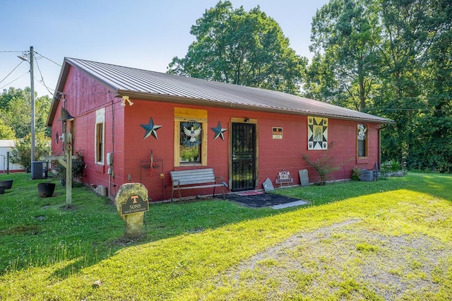 5088 Baptist Ridge Rd, Hilham, TN 38568 - view of front facade featuring a front yard, a metal roof, and a standing seam roof