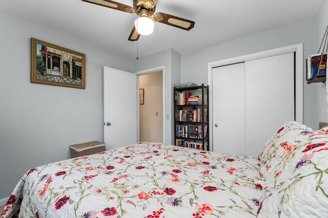 bedroom with ceiling fan, a closet, and a textured ceiling