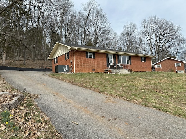 ranch-style house featuring a front lawn, brick siding, driveway, and crawl space