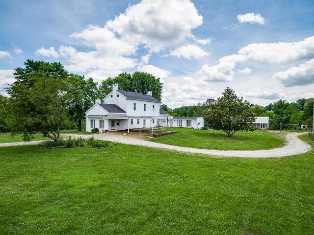 view of yard featuring dirt driveway