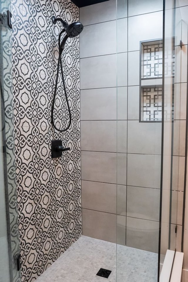 5414 Doubleview Cir, Baxter, TN 38544 - full bath featuring a tile shower