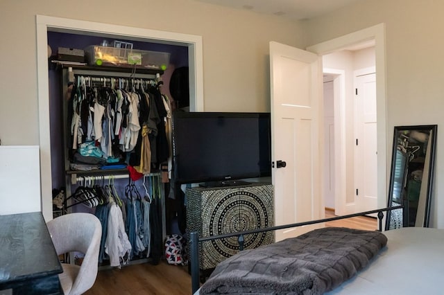 5414 Doubleview Cir, Baxter, TN 38544 - bedroom with a closet and wood finished floors