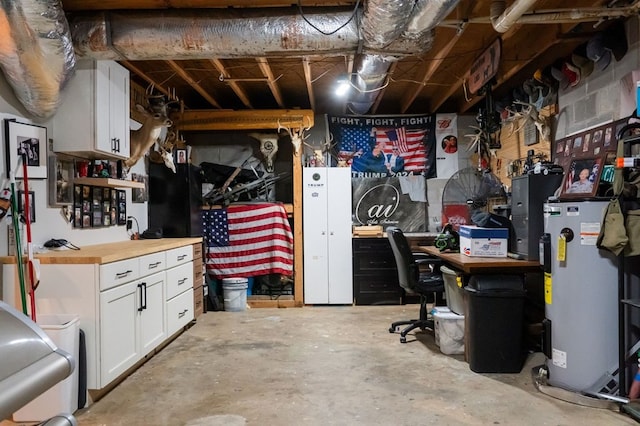 5414 Doubleview Cir, Baxter, TN 38544 - unfinished basement with water heater and a workshop area