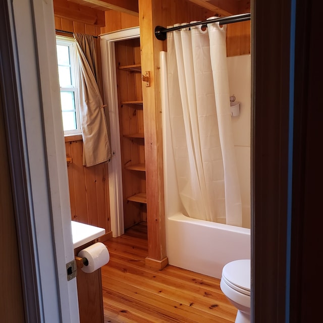 349 Treva Ln, Monterey, TN 38574 - full bath featuring wood-type flooring and shower / tub combo