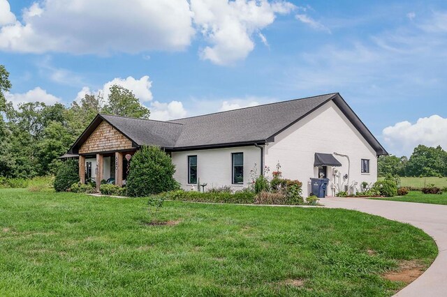 view of front facade featuring a front lawn and concrete driveway