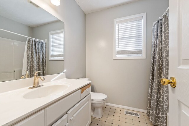 full bathroom featuring visible vents, toilet, vanity, and baseboards