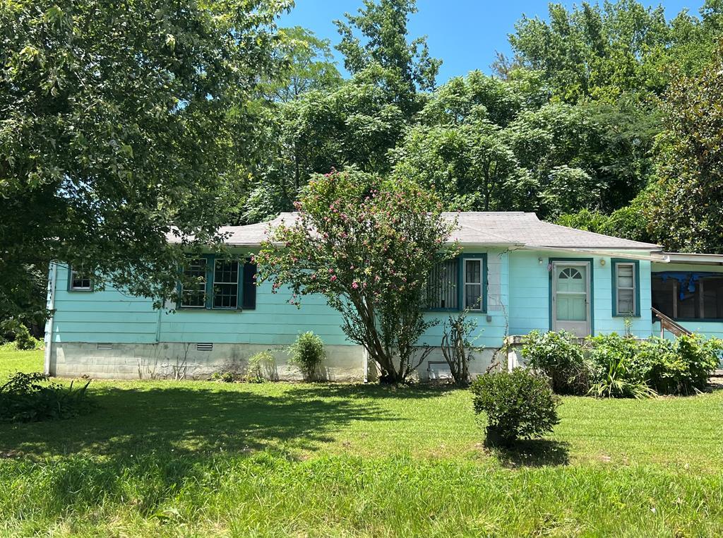 512 Main St, Baxter, TN 38544 - view of front facade featuring a front lawn and crawl space