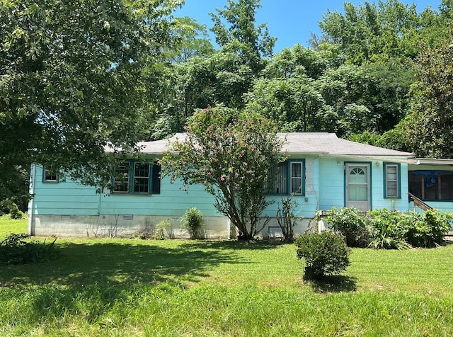 512 Main St, Baxter, TN 38544 - view of front facade featuring a front lawn and crawl space