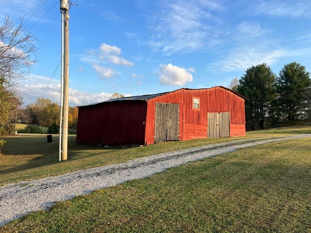 view of pole building featuring a yard