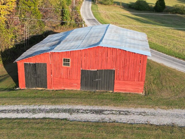 view of barn with a yard